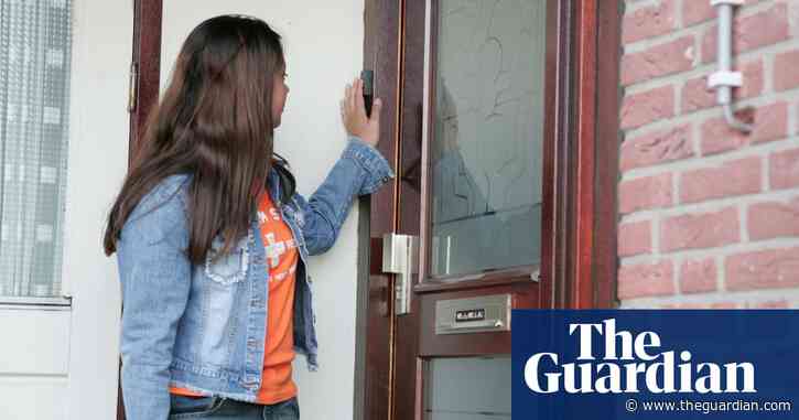 Ministers seek volunteer social care army to speed up hospital discharges