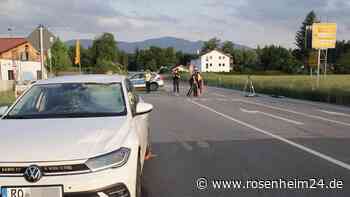 Schwerer Unfall bei Riedering: Radfahrerin von Auto erfasst – Luftrettung auf der RO5