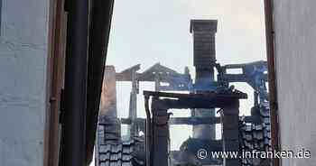 Marktbreit: Haus in Brand - Feuerwehr löscht ausgebrannten Dachstuhl