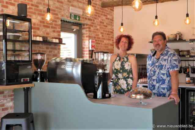 Els serveert koffie en taart in De kofferie het restant van oud café In de Vreugd. “Ik was uitgekeken op mijn bureau job en wil creatief bezig zijn met huisgebakken taart”