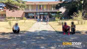 Rissa al centro d'accoglienza con bastoni e sedie: undici feriti