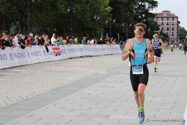 Na heel wat pech haalt Mattéo (22) zilver op zijn eerste EK Triatlon, in geleende outfit en met één schoen in de hand: “Ik zat piepedood”