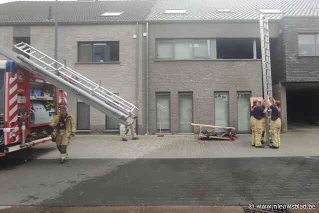 Houten bank en kistjes vatten vuur op terras van flat in Grote Heide