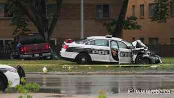 2 police officers in hospital after crash shuts down stretch of Main Street in Winnipeg