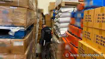 Escrementi di volatili e insetti morti, chiuso distributore di alimenti etnici asiatici