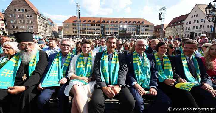 Weiß-blauer Himmel und Musik: Kirchentag eröffnet