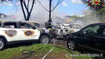 Incendio a Prima Porta, venti auto distrutte dalle fiamme: un ustionato