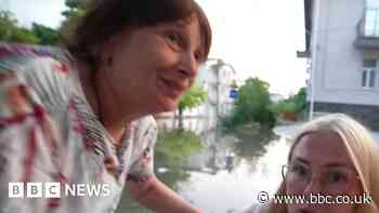Ukraine war: Shelling heard during BBC interview about Kherson floods