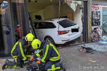 Auto rast in Spielothek – 64-jähriger Fahrer unter Alkoholeinfluss
