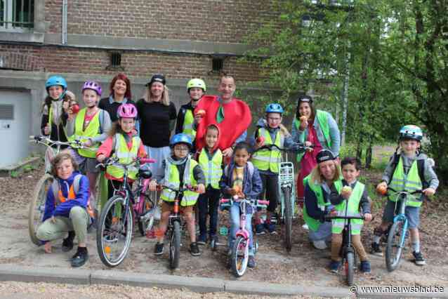 Applaus en appel voor fietsende leerlingen van Vijverbeek