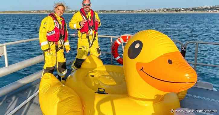 Mit aufblasbarer Ente aufs Meer getrieben
