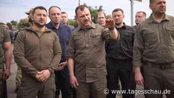 Selenskyj besucht Flutgebiet: "Wir werden alles wieder aufbauen"