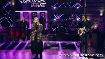 Kelly Clarkson Goes Rock to Cover Red Hot Chili Peppers Single ‘Can’t Stop’