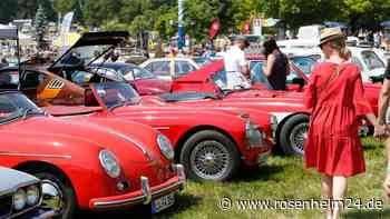 Oldtimer-Parade vor Schloss Maxlrain