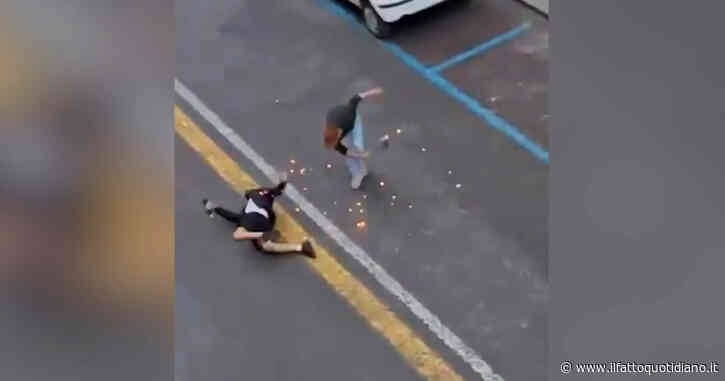 Forlì, rissa a colpi di accetta in pieno centro: la colluttazione ripresa da un balcone – Video