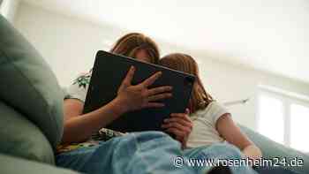 Wie Eltern ihre Kinder für kritische Memes sensibilisieren