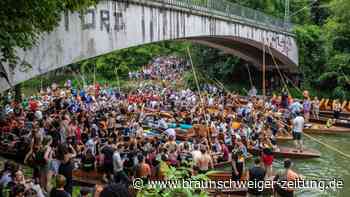 Stocherkähne liefern sich Rennen auf dem Neckar in Tübingen