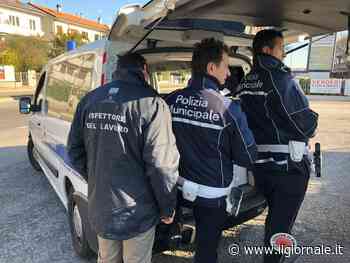 Tragedia sfiorata: agenti salvano bambina di 2 anni chiusa in macchina