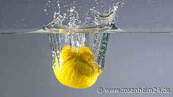 Zitronen clever aufbewahren: In Wasser bleiben sie wochenlang frisch 