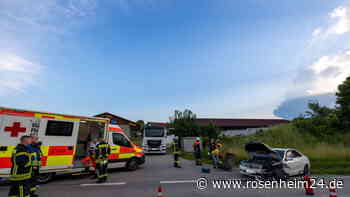 Unfall auf der TS9: Mercedes-Benz-C-Klasse kracht in Lkw – eine Person verletzt