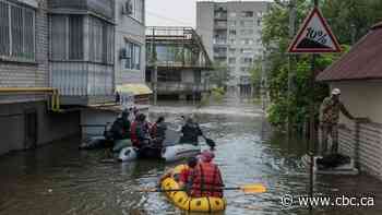 Russia shells Kherson as dam breach and floods leave thousands homeless, Ukrainian officials say