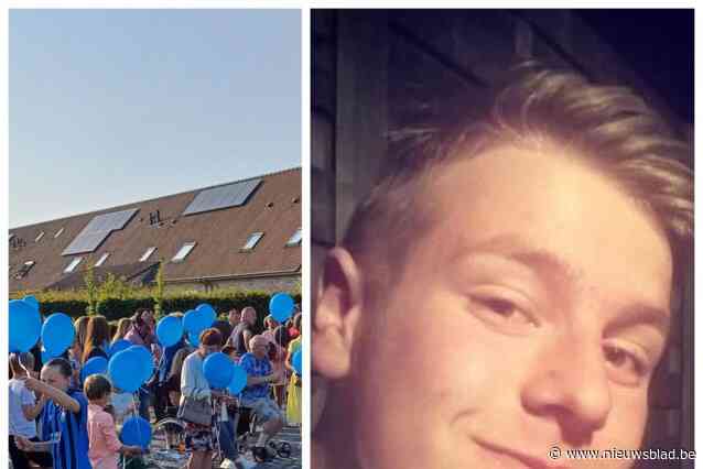 Een jaar nadat Jarne verongelukte herdenken familie en vrienden hem op begraafplaats met blauw-zwarte ballonnen en You’ll Never Walk Alone