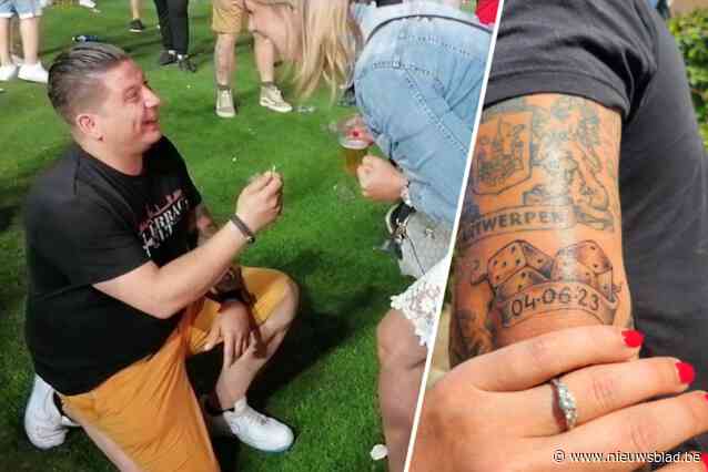 Kenneth vraagt Inge ten huwelijk tijdens titelfeest op veld van Antwerp: “De datum staat al op mijn arm getatoeëerd”
