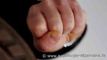 Betrunkener schlägt Frau vor einer Gaststätte unvermittelt ins Gesicht