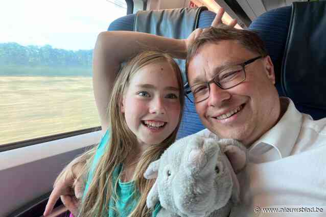 900 posters opgehangen én beloning voor wie vermiste knuffel van Valeria (11) terugvindt: “Hij betekent zó veel voor haar”