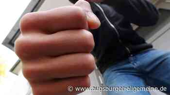 In einer Tankstelle in Lechhausen fliegen am Feiertag die Fäuste