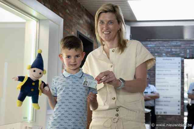 Klaas (6) ontvangt 5 miljoenste kids-ID: “Vergeet het document niet tijdig aan te vragen”