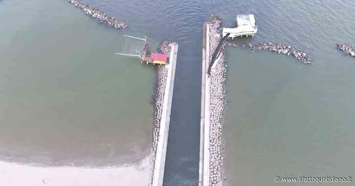 Emilia-Romagna, le acque scure dell’alluvione creano un’enorme macchia nera nel mare di Ravenna: le immagini dall’alto