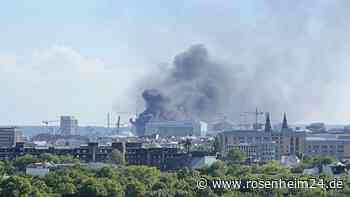Gasflaschen explodieren bei Brand auf Baustelle – Videos zeigen gewaltigen Ausmaß