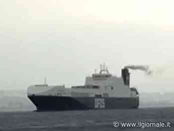 "Clandestini armati di pugnale". Militari liberano nave sequestrata a Napoli