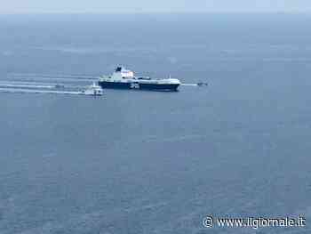 "Clandestini armati di pugnale". Paura su una nave vicino Napoli: liberata dai militari