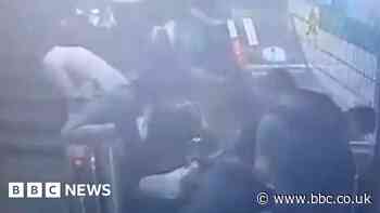 Busy escalator in South Korea suddenly changes direction