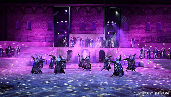 Jubel und Beifall für mitreißende Premiere von Musical "Sister Act" auf Ulmer Wilhelmsburg