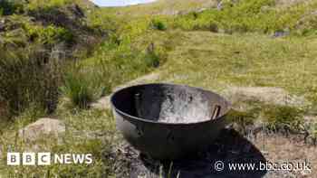 Peak District: 'Wizard's bowl' prompts national park fire warning