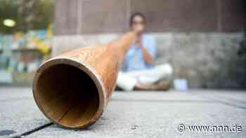 Ein kleiner Didgeridoo-Spieler im Wasserspender