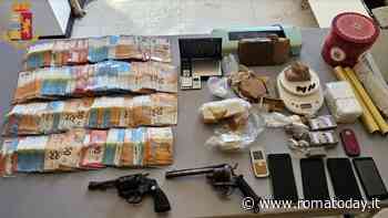 Soldi, droga e armi: scoperto fortino dello spaccio