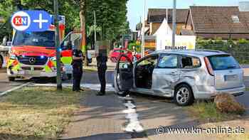 Rettungsfahrzeug kollidiert mit Pkw in Neumünster