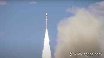 China breaks its rideshare record with 26-satellite launch (video)