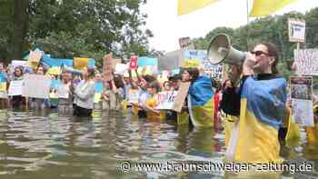 Ukraine-Aktivisten demonstrieren in Berliner See