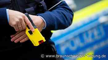 19-Jährige droht mit Machete und Messer - Polizei setzt Taser ein