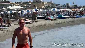 Il bagnino che salva i ragazzi nelle spiagge libere lasciate senza soccorsi: "Un 13enne stava per morire"