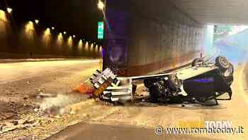 Incidente in tangenziale, perde controllo dell'auto in galleria e si ribalta: 4 feriti
