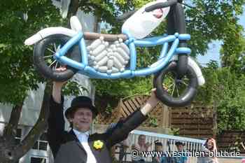 Ballonkünstler ist die Attraktion beim Sommerfest in Kirchlengern