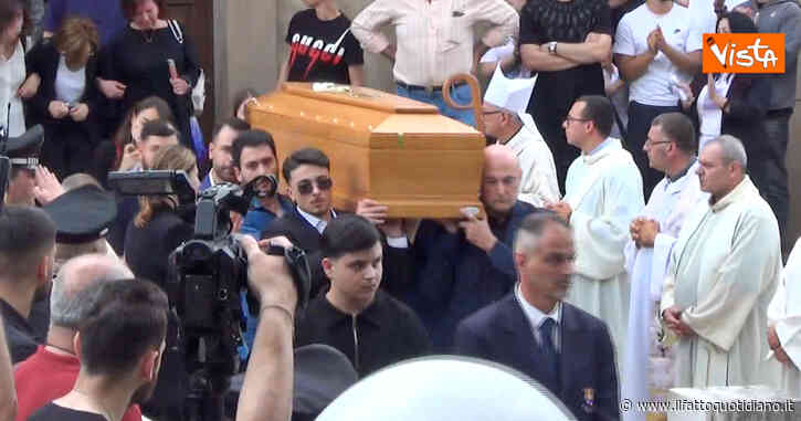 Giulia Tramontano, l’uscita del feretro dalla chiesa accompagnato da un lungo applauso e dal lancio di palloncini bianchi