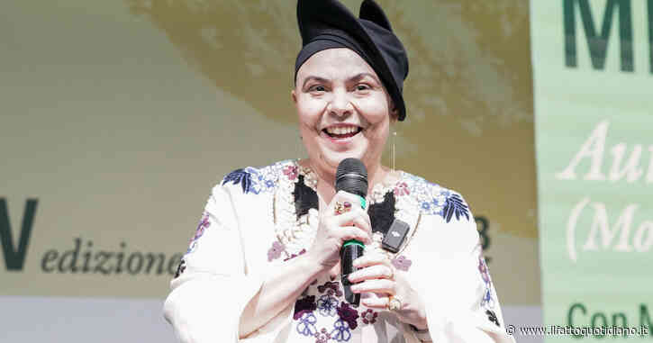 Michela Murgia ferma gli incontri pubblici: “Grazie degli inviti ma non ho le forze né il tempo per accettarli”