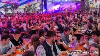 Junggesellenversteigerung in Oberneuching: Ein neues Herzblatt für 550 Euro